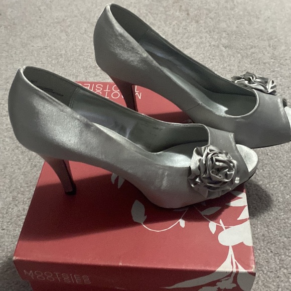 Brand new satin silver open toe shoe. Size 7.5 M - Picture 2 of 6